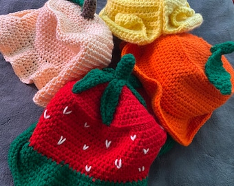 Cappello a secchiello con frutta all'uncinetto
