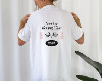 Puede incluir: Camiseta blanca con un gráfico de bandera a cuadros blanco y negro y el texto "Sunday Racing Club 2023".