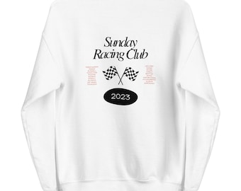 Puede incluir: Sudadera blanca con el texto "Sunday Racing Club" y un gráfico de bandera a cuadros. El año "2023" está impreso debajo del gráfico.