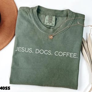 Koszulka Jesus Dogs Coffee, koszulka Christian Dog Lover, koszulka Faith-Based Coffee, koszulka Dog Mom, koszulka Religious Dog Lover, zabawna koszulka Christian