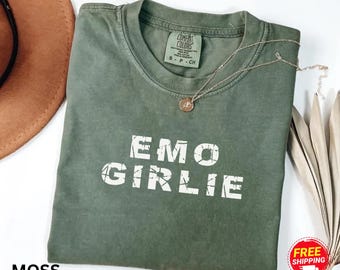 Emo Girlie Graphic Tee: Nostalgisk tröja från 2000-talet