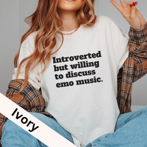 Emo Shirt, introvertiert aber bereit zur Diskussion, Emo Geschenk, Elder Emo Shirt, Emo Girl Shirt, Geschenk für sie, Pop Punk, Konzert Shirt, Elder Emo
