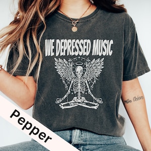 Wir deprimiert Musik, Elder Emo Shirt, Emo Shirt, It Was Never A Phase, Pop Punk Shirt, 2000 Emo, Emo Geschenk, Geschenk für sie, Konzert Shirt, lustig