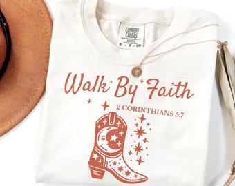 Maglietta cristiana con stivale da cowgirl: maglietta con colori comodi e versetti della Bibbia occidentale