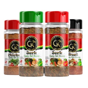 Puede incluir: Cuatro frascos de vidrio de mezclas de condimentos Caribbean Kitchen Foods. Los frascos están etiquetados como "Jerk", "Jerk", "Chicken" y "Meat". Los frascos "Jerk" tienen tapas rojas, el frasco "Chicken" tiene una tapa roja y el frasco "Meat" tiene una tapa negra. Los frascos "Jerk" están etiquetados como "Mild" y "Hot".