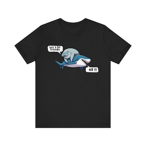 Camiseta unisex de manatí y tiburón, divertida camiseta de amistad con animales, camiseta de dibujos animados "Seamos amigos", regalo para amantes del océano, camiseta de criaturas marinas