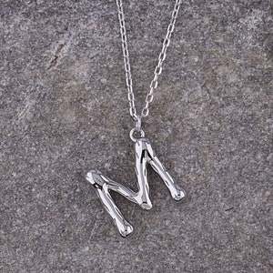 Pendentif initial « M » en argent sterling sur collier, lettre personnalisée pour femme, cadeau populaire pour femme mère fille petite amie, minimaliste