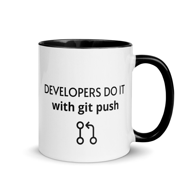 Peut inclure: Une tasse &agrave; caf&eacute; en c&eacute;ramique blanche avec un bord et une poign&eacute;e noirs. La tasse porte une inscription noire "DEVELOPERS DO IT with git push" et une ic&ocirc;ne noire de deux cercles reli&eacute;s par une fl&egrave;che.