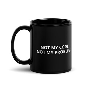 Peut inclure: Mug en céramique noire avec du texte blanc qui dit "NOT MY CODE. NOT MY PROBLEM."