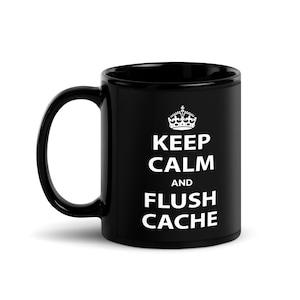 Könnte beinhalten: Schwarze Keramik-Kaffeetasse mit weißem Text, der "Keep Calm and Flush Cache" lautet.