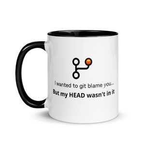 Könnte beinhalten: Eine weiße Keramik-Kaffeetasse mit schwarzem Rand und Henkel. Die Tasse zeigt eine Schwarzweißillustration eines Git-Merge-Konflikts mit einem roten wütenden Emoji. Der Text auf der Tasse lautet "I wanted to git blame you... But my HEAD wasn't in it."