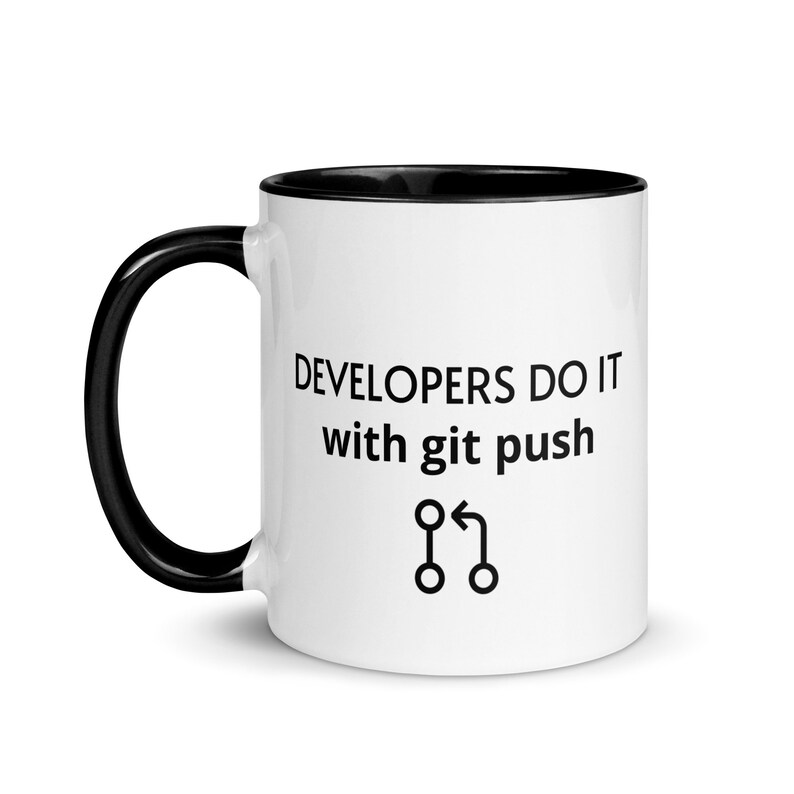 Peut inclure: Une tasse en c&eacute;ramique blanche avec un bord et une poign&eacute;e noirs. La tasse porte une inscription noire "DEVELOPERS DO IT with git push" et une ic&ocirc;ne noire de deux cercles reli&eacute;s par une fl&egrave;che.