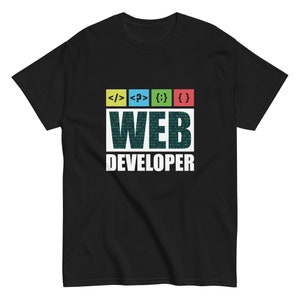 Può includere: T-shirt nero con un design colorato per sviluppatori web. Il design include simboli di codice e le parole "WEB DEVELOPER" in bianco. La maglietta è realizzata in un materiale morbido e confortevole.