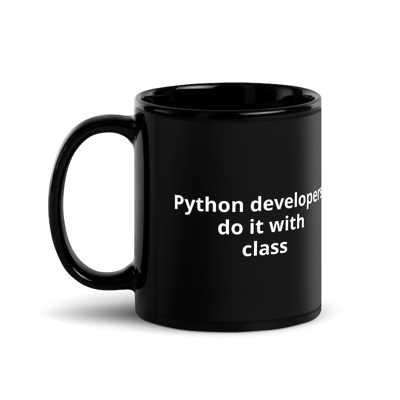 K&ouml;nnte beinhalten: Schwarze Kaffeetasse mit wei&szlig;em Text, der "Python developers do it with class" lautet.