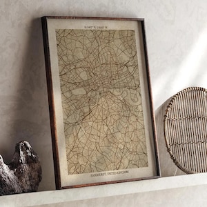 Könnte beinhalten: Gerahmter Karten-Druck von Sandhurst, Vereinigtes Königreich, in Sepia-Tönen. Die Karte zeigt ein detailliertes Netzwerk von Straßen und Wegen, mit dem Text "Sandhurst, United Kingdom" unten. Der Rahmen ist dunkelbraun.