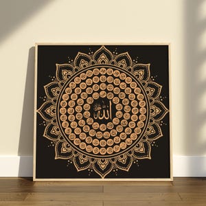 Pode incluir: Um mandala preto e dourado com a palavra "Allah" em escrita árabe no centro. O mandala é rodeado por um círculo de círculos menores, cada um contendo uma letra árabe diferente.