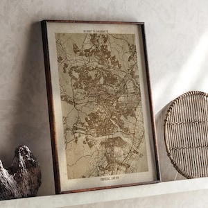 Puede incluir: Un mapa enmarcado de Sendai, Japón, en tonos sepia. El mapa detalla el diseño de la ciudad, incluyendo carreteras y vías fluviales. El marco es de color marrón oscuro. El texto "Sendai Japan" está en la parte inferior del mapa.