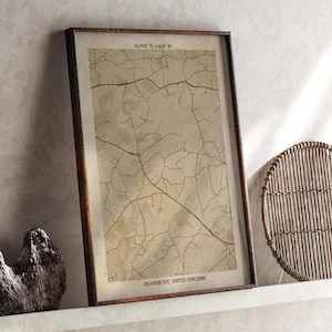 Peut inclure: Impression encadrée d'une carte de Beaworthy, Royaume-Uni, avec un réseau de lignes marron sur fond beige. Le cadre est marron foncé. Le haut de l'impression indique "50.770° N, 4.8143° W". Le bas indique "BEAWORTHY, UNITED KINGDOM".