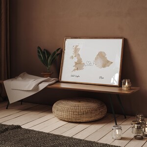 Może przedstawiać: Wydruk w ramie mapy z linią łączącą Wielką Brytanię i Etiopię. Mapa jest w odcieniach brązu, a linia jest narysowana w kształcie serca. Tekst "Wielka Brytania" i "Etiopia" jest wydrukowany pod mapą.