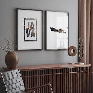 Peut inclure: Deux impressions encadrées avec des cadres noirs et des fonds blancs. L'impression de gauche présente le mot "JAVA" en lettres blanches sur un fond noir et or. L'impression de droite présente un contour noir et or de l'île de Java.