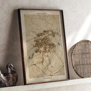 Puede incluir: Un mapa enmarcado de Fez, Marruecos, en tonos sepia. El mapa muestra las calles detalladas de la ciudad y los alrededores, con coordenadas en la parte superior y el nombre de la ciudad en la parte inferior. El marco es de color marrón oscuro.