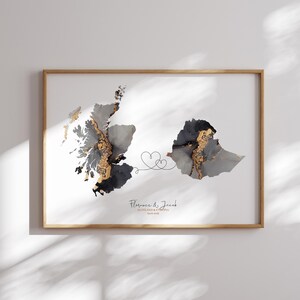 Może przedstawiać: Czarno-biała mapa Szkocji i Etiopii wykonana w technice akwareli z złotymi akcentami. Dwie mapy są połączone linią z dwoma sercami. Pod mapami znajduje się tekst "Florence & Jacob, Szkocja & Etiopia, 09.04.2021".