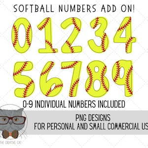 Peut inclure: Graphique numérique avec les chiffres 0 à 9 sur le thème du softball. Chaque chiffre jaune est orné d'un motif de couture rouge rappelant une balle de baseball. Le texte dit "SOFTBALL NUMBERS ADD ON!" et "0-9 INDIVIDUAL NUMBERS INCLUDED".