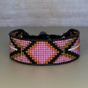 Pulsera tejida a mano con patrón geométrico rosa y cuentas Miyuki Delica