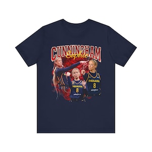 Sophie Cunningham wijst naar basketbalcollage op een T-shirt | Kunstwerk van het Indiana Fever #8 shirt
