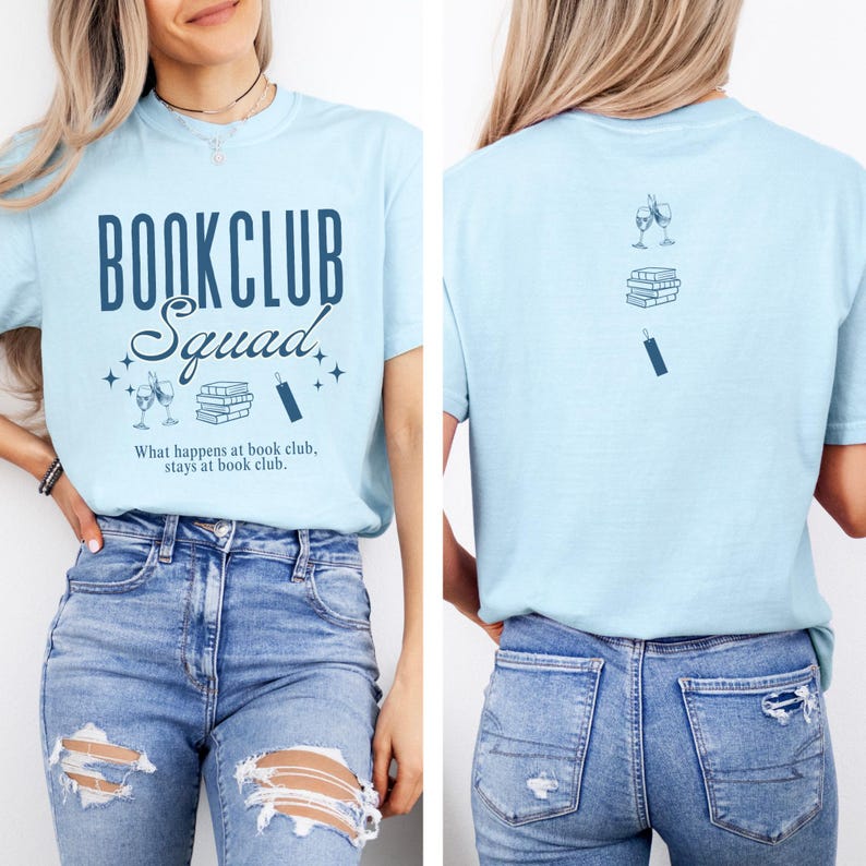 Op de afbeelding: Lichtblauw T-shirt met de tekst "Bookclub Squad" in donkerblauw. Het shirt heeft ook een afbeelding van een stapel boeken, een wijnglas en een bladwijzer. De tekst onder de afbeelding luidt "What happens at book club, stays at book club."