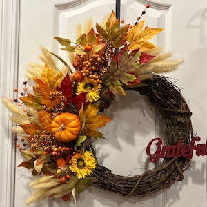 Splendeur saisonnière : guirlande de porte artisanale pour l&#39;automne
