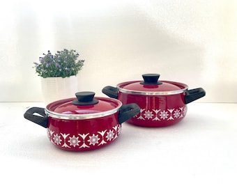 Juego de cacerolas vintage de esmalte rojo: batería de cocina con diseño floral de mediados de siglo, decoración de cocina retro escandinava, ollas con tapa a juego