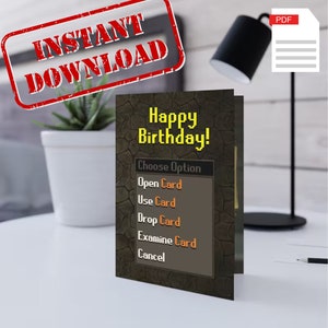 Pode incluir: Um cartão de aniversário com um design pixelizado, com o texto "Happy Birthday!" e um menu de opções. O cartão está sobre uma superfície branca, com uma pequena planta e uma lâmpada no fundo. As palavras "Download instantâneo" estão estampadas no topo.