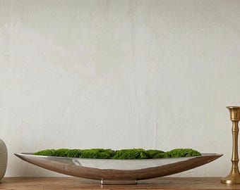 Centralny element z konserwowanego mchu, nowoczesny design inspirowany naturą, elegancki eksponat w złotej misce, naturalny akcent, dekoracja stołu biurowego