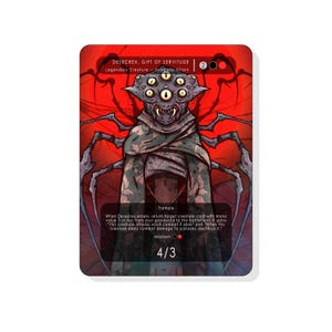 以下が含まれることがあります： 「DESECREX, GIFT OF SERVITUDE」と題された、複数の目とクモのような付属肢を持つクリーチャーが描かれたトレーディングカード。 カードにはゲームテキストと赤い背景があります。 クリーチャーはグレーとグリーンの色合いで表現されています。