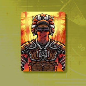 Puede incluir: Ilustración estilizada de un soldado con una cubierta facial roja, gafas y un tocado de plumas. La palabra "SOLDIER" está en la parte superior, con "1/1" en la parte inferior. El fondo es naranja y amarillo fuego.