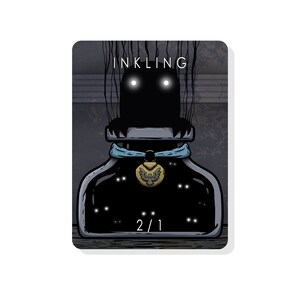 Puede incluir: Una carta de tinta negra con un fondo gris oscuro. La carta presenta un frasco de tinta negro con una cinta azul y una medalla dorada con un diseño de pájaro negro. El texto "INKLING" está en la parte superior de la carta y "2/1" en la parte inferior.