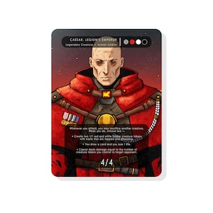 Puede incluir: Una carta roja y blanca con un dibujo de un hombre con una túnica roja y dorada. La carta se titula "César, Emperador de la Legión" y tiene el texto "Criatura legendaria - Soldado humano". La carta tiene una fuerza y resistencia de 4/4.
