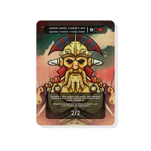 Puede incluir: Una carta de fantasía que presenta a Legate Lanius, As de César, un legendario Soldado Humano. La carta tiene una ilustración detallada de un guerrero con un casco y barba dorados. El texto de la carta incluye habilidades y estadísticas, con una fuerza y resistencia de 2/2.