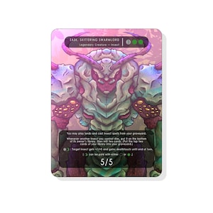 Puede incluir: Carta de fantasía con una ilustración detallada de una gran criatura con forma de insecto. La carta tiene un borde blanco e incluye texto como "ZASK, SKITTERING SWARMLORD" y "5/5". La criatura es principalmente blanca, morada y rosa.
