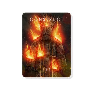 Puede incluir: Una tarjeta rectangular con una figura de paja en llamas. La figura está hecha de paja y madera tejidas, con llamas a su alrededor. La palabra "CONSTRUCT" está en la parte superior y "1/1" en la inferior.