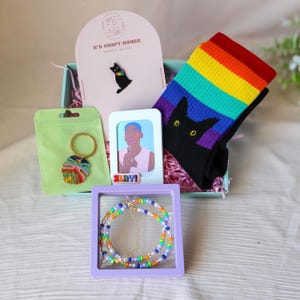 Zestaw upominkowy Pride Gift Box Queer Letterbox Prezent urodzinowy LGBTQ+ Ręcznie robione tęczowe akcesoria Prezent miłosny dla gejowskich lesbijek transseksualnych przyjaciół