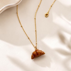 Croissant-Halskette – Handgefertigter Lebensmittelschmuck aus Polymerclay