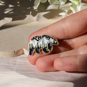Épinglette ours émaillé mignon animal de la forêt pour collectionneurs d'épingles Épinglette en métal bijoux sac à dos petit cadeau de moins de 10 ans