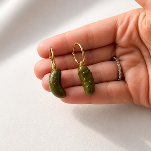 Ohrringe mit Gurkenmotiv, Ohrringe aus Polymer Clay, witziger Schmuck mit Lebensmittelmotiven, tolles Geschenk für Feinschmecker