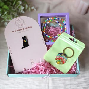 Buntes Geburtstagsgeschenk für Sie -Katzen Emaille Pin, Perlenkette, Monstera Schlüsselanhänger & Polaroid Rahmen -Niedliches Geschenk zur Selbstpflege im Briefkasten