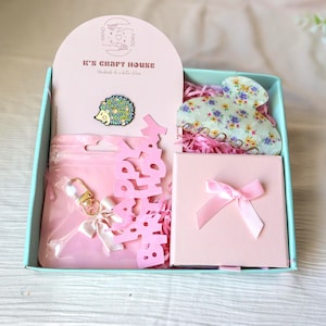 Boîte d'anniversaire surprise pour elle unique, boîte de soins personnels avec de jolis accessoires roses, cadeau esthétique personnalisé boîte aux lettres pour adolescentes et femmes