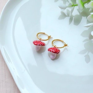 Paddenstoeloorbellen– Handgemaakte polymeerklei-bedels en gouden roestvrijstalen hoepels