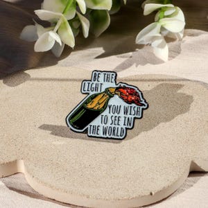 Broche de esmalte inspirador Seja a luz que você quer ver, broche motivacional, joia, citação positiva, distintivo de lapela, bolsa, presente com pingente de menos de 10