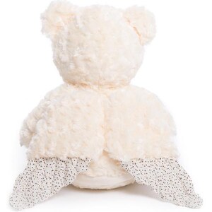 Op de afbeelding: Cr&egrave;mekleurige pluche teddybeer met een getextureerd lichaam en kleine oren. De poten van de beer zijn versierd met witte stof met een zwart stippenpatroon. Het speelgoed is ontworpen voor comfort en spel.